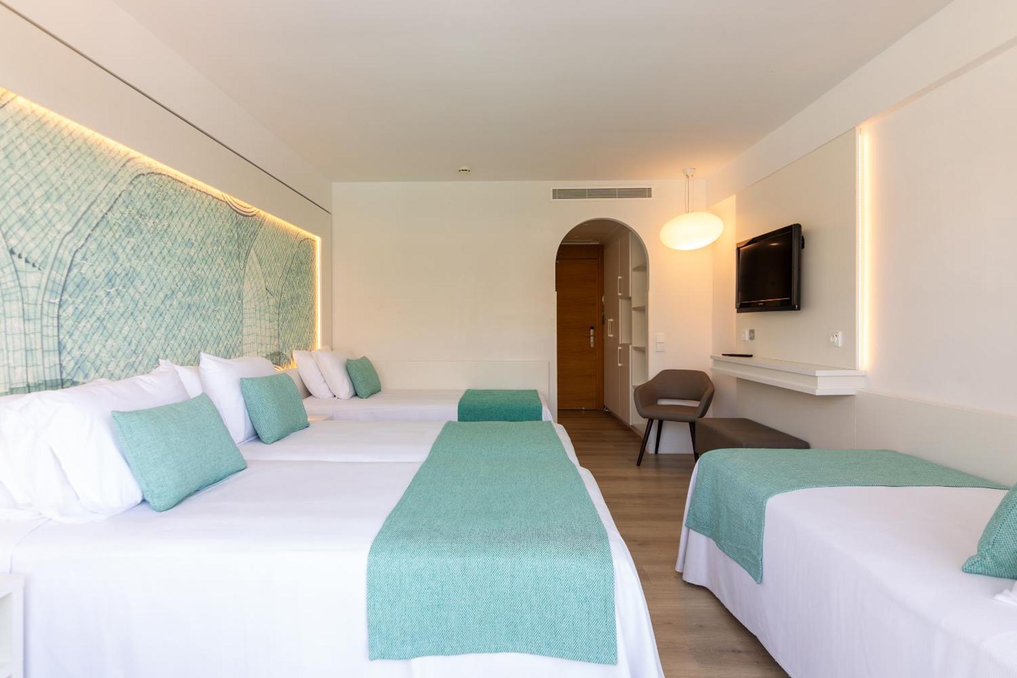 Quadruple Room Sea or Pool View